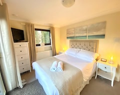 Toàn bộ căn nhà/căn hộ Stunning 4-bedroom Cabin With Hot Tub In Beattock! (Beattock, Vương quốc Anh)