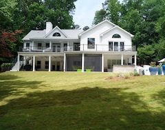 Entire House / Apartment 5 Bdrm Beautiful Peaceful Lake Front Home With 3 Kings, 1 Queen, And 4 Twins (Greensboro, USA)