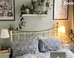 Bed & Breakfast Bright, Book-filled Flat In Artsy Stokes Croft (Bristol, Ujedinjeno Kraljevstvo)