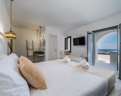 Hotel Amethyst Luxury Suites (Oia, Greece)