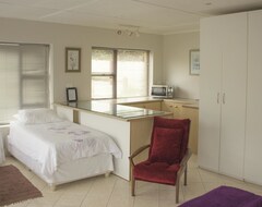 Hotel 15 On Penguin (Simons Town, South Africa)