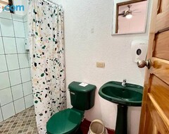 Otel Hostal Nuevo Arenal downtown, private rooms with bathroom (Arenal, Kosta Rika)