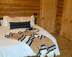 Entire House / Apartment Newly Renovated! Large Luxury Lakefront Cabin (Cascade, USA)