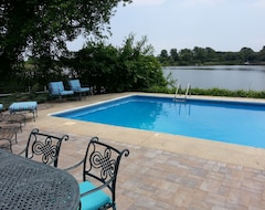 Cijela kuća/apartman New Listing! Little Magothy Riverfront Home With Pool (Annapolis, Sjedinjene Američke Države)