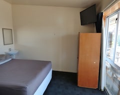 Hotel Racecourse Backpackers (Christchurch, New Zealand)
