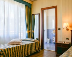 Khách sạn Hotel Benaco Garda S (Garda, Ý)