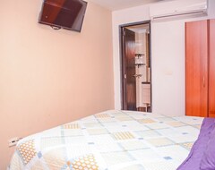 Entire House / Apartment 2 Bedroom, AC, Hot Tub, 3 blocks from Parc Lleras (Medellín, Colombia)