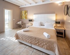 Khách sạn Smy Santorini Suites & Villas (Pyrgos, Hy Lạp)