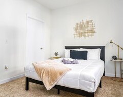 Cijela kuća/apartman Stunning 1 Bedroom Luxury Unit With A Pool (Columbus, Sjedinjene Američke Države)