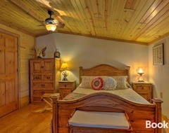 Entire House / Apartment Bartlesville Cabin W/pool, Hot Tub & Trampoline! (Bartlesville, USA)