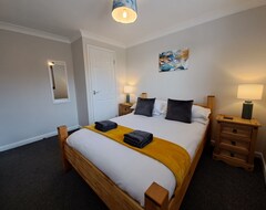 Hotel River Breeze - Sleeps 6 Guests In 3 Bedrooms (Brundall, Storbritannien)
