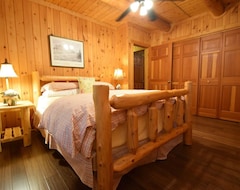 Entire House / Apartment Log Cabin On Spring Fed Lake Little Bear (Danbury, USA)