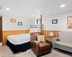 Toàn bộ căn nhà/căn hộ Swim Fish Boat Bbq - 5 Bedrooms, 165â€™ Of Lake Frontage - Perfect Vacation (West Bend, Hoa Kỳ)