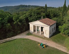 Toàn bộ căn nhà/căn hộ A Neoclassical Dream In The Middle Of A Private Park (Rovolon, Ý)