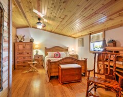 Casa/apartamento entero New! Bartlesville Cabin W/pool & Hot Tub! (Bartlesville, EE. UU.)