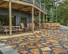 Entire House / Apartment Black Bear Ridge- Hot Tub | Outdoor Firepit And Fireplace | Screened Porch (Ellijay, USA)
