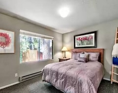 Casa/apartamento entero New Modern Cabin W/ King Bed & Spectacular Patio View (Blairsden, EE. UU.)