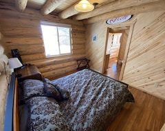 Toàn bộ căn nhà/căn hộ Hand Built Log Cabin On River - Three Bedrooms, Two Bath On Private 6.5 Acres (Antonito, Hoa Kỳ)