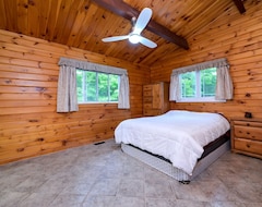 Toàn bộ căn nhà/căn hộ 4 Season Log Chalet Home With Hot Tub (Glencairn, Canada)
