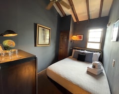Otel Crew'S Quarters Boarding House - Caters To Men (Provincetown, ABD)