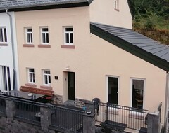 Toàn bộ căn nhà/căn hộ Eifel Holiday Home - Large Common Room - 5 Bedrooms - Single Use! (Zweifelscheid, Đức)