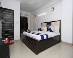 Hotel OYO 8253 Golden Heights (New Delhi, Indija)