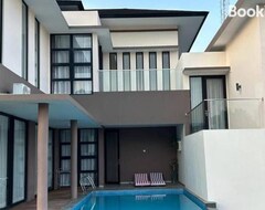 Koko talo/asunto 4br Private Villa With Pool In The Heart Of City (Siak, Indonesia)