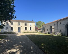 Toàn bộ căn nhà/căn hộ In The Middle Of The Vineyards - Belle Maison With A Large Pool (Chadenac, Pháp)
