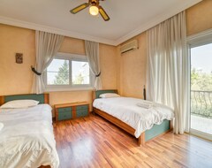 Koko talo/asunto Spacious 3-bedroom apt., center of Kyrenia, sleeps 7, 5-star satisfaction rates (Girne, Kypros)