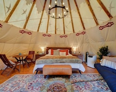 Camping Bear Paw Den · Glamping Teepee W/king Bed Sleeps 4 W/private Pond (Fountain Green, EE. UU.)