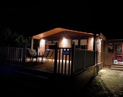 Toàn bộ căn nhà/căn hộ Stunning 4-bedroom Cabin With Hot Tub In Beattock! (Beattock, Vương quốc Anh)