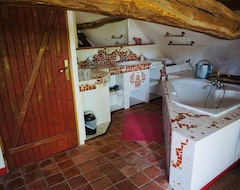 Toàn bộ căn nhà/căn hộ Bed And Bourgogne, Room For 4-5 People With Jacuzzi And Sauna (Messey-sur-Grosne, Pháp)