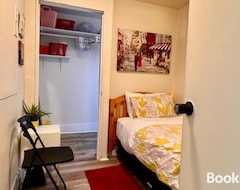 Cijela kuća/apartman Tiny Private Room at the Upper Level of a Big House with Shared Bathroom (Seattle, Sjedinjene Američke Države)