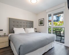 Level Hotels & Furnished Suite ◆ One Bedroom Deluxe Suite | Lux Amenities (Vancouver, Canada)