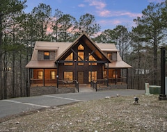 Hele huset/lejligheden Treehouse View Sweet Summer Rain- Luxury Cabin W/ Game Room + Hot Tub (Broken Bow, USA)