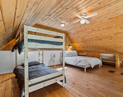 Entire House / Apartment Pineridge Point Cabin - Unwind In The Hot Tub Or Get Cozy Next To The Woodstove (Woodridge, Canada)