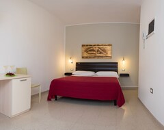 Khách sạn Tripla Attico In Donnosanto Residence (Torre Santa Susanna, Ý)