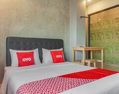 Hotel Oyo 90305 De Umbrela Mansion (South Tangerang, Indonesia)