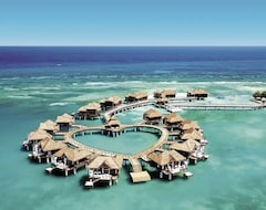 Khách sạn Royal Caribbean Resort & Private Island (Montego Bay, Jamaica)
