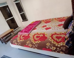 Guesthouse Varsha Room Service-kamal penter (Khandwa, India)