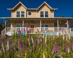 Entire House / Apartment Waterfront Hood Canal Farmhouse - Oysters, Kayak, & Paddleboards! (Hoodsport, USA)