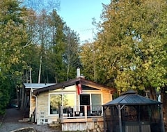 Toàn bộ căn nhà/căn hộ Cedar Cabin: West Facing Lakefront 4-season Cabin (Uxbridge, Canada)
