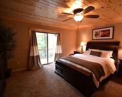 Entire House / Apartment Luxurious Lakefront Retreat: 4 Br/3 Ba, Ski/golf/swim, Sleeps 16 (Biwabik, USA)