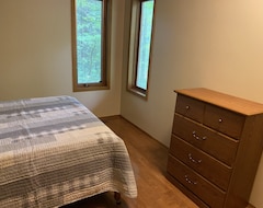 Entire House / Apartment Bright And Spacious Family Home In Beautiful Southcott Pines Area In Grand Bend (Lambton, Canada)
