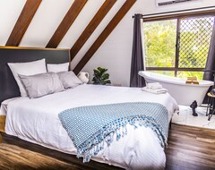 Entire House / Apartment Gorgeous 3 Bedroom Raked Ceiling Cabin (Nanango, Australia)