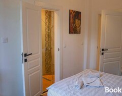 Koko talo/asunto Central Sofia 3-bedroom Apartment - Urban Art Gallery (Slivnica, Bulgaria)