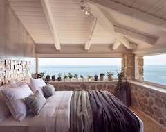 Koko talo/asunto Arismari Luxury Villas - 4 Bedroom Villa On The Oceanfront With Private Pool (Lithakia, Kreikka)