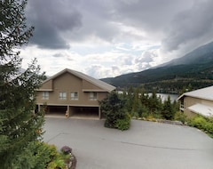 Toàn bộ căn nhà/căn hộ Panoramic Lake & Mountain Views By Harmony Whistler (Whistler, Canada)