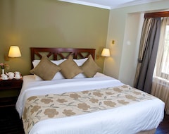 Khách sạn Treetops Lodge (Nyeri, Kenya)