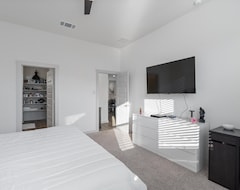 Tüm Ev/Apart Daire Experience Urban Elegance: Stay In Style At Our Modern Downtown San Marcos Home (San Marcos, ABD)